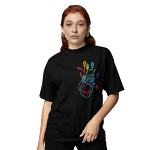 PLAYERA NEGRA CORAZONES FLORES OVERSIZE